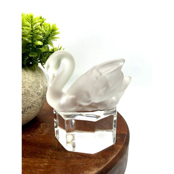 Vintage Goebel Frosted Glass Swan Figure On A Clear Octagonal Base - Picture 3 of 5